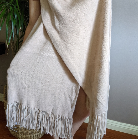 URBAN OUTFITTERS Oversized Wool Scarf in Blush - Picture 4 of 4